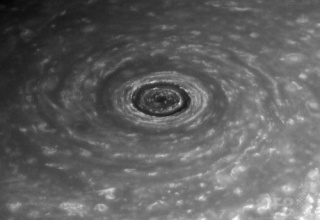 【宇宙】土星の巨大な渦の「目」、NASA探査機カッシーニが撮影
