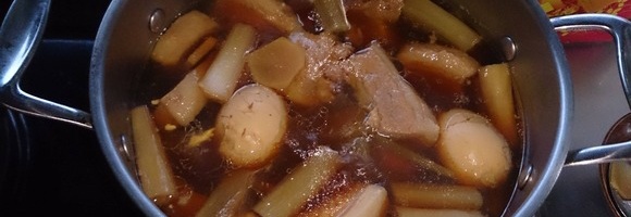 酒飲みながら角煮作ってる
