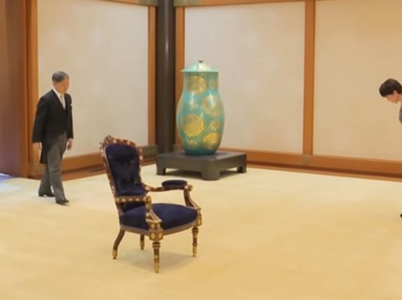 巨大な壺と高市首相の衣装が話題 | 皇居で認証式（第2次高市改造内閣）