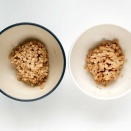 「ひきわり納豆おおすず」と「おおすず大豆ひきわり」が冷蔵庫にあるのだもの。つまり、これは食べ比べをしろってことなんですよね。