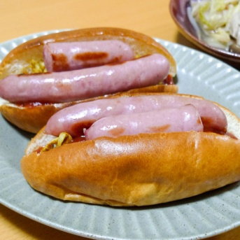 今日はレシピお休みですが「パン屋さんのパンと肉屋さんで買った粗挽きウィンナーでホットドック」
