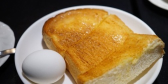 嫁が作る飯がワンパターンでつらい。平日朝はトースト、ゆで卵、トマト、ヨーグルト、コーヒーで…