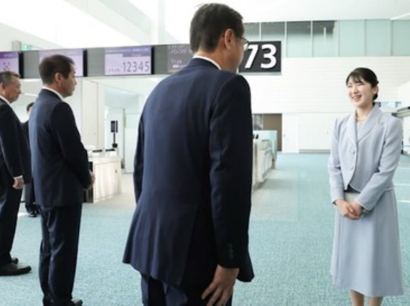 愛子さん　ラオスへ出発　民間機で