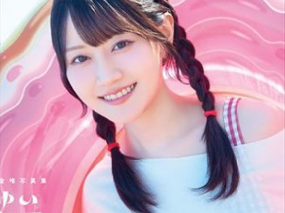 小倉唯さん、最新写真集のオフショットでパツンパツンの胸を披露！！！