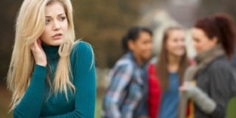 話した事もない様なママ友に避けられてるから、理由を他のママ友達から得たいんだけどダメかな？