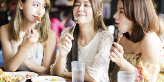 ３人共通の趣味の話で数分盛り上がってたら残りの１人にキレられた。確かに申し訳なかったけど怒るほど？