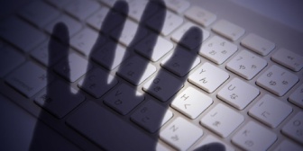 40代にもなってネットにどっぷりで、現実世界でもネットのような調子で話していて少し引いた…