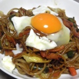 『串カツソースで作った焼きそば目玉焼き添え』の画像