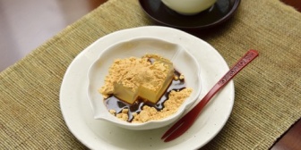 嫁「葛餅を作ったの素敵だな」俺「？？何の話？」嫁「葛餅を作ったんだって」俺「…誰が？」←理解しようと確認すると不機嫌になるのやめて欲しいよ…