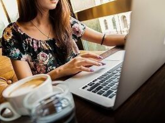 マクドナルドでノートPC開いてる人ってホンマに作業に集中できてるんか？