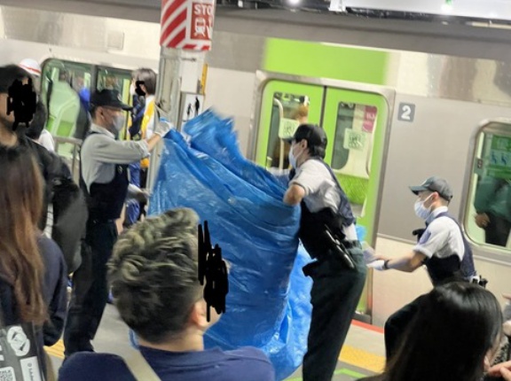 【現場の状況】『新宿駅ホームで車両と接触した可能性』#山手線 新宿駅でホーム上 安全確認により運転見合わせ遅延4月19日 #新宿