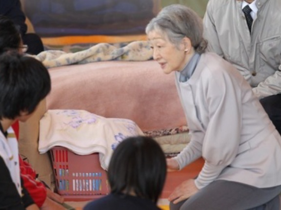 被災地での美智子さま | こだわりの衣装を特別に