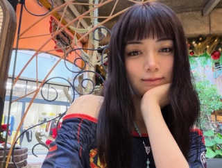 池田エライザさん、マンＵトップス＆赤ミニスカ姿を披露「まじ天使」