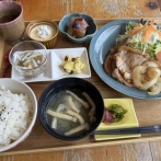 川北町役場の前の石川県骨材協同組合連合会館１階のカフェ「エマーブル」ランチに日替わり定食と鉄板熱々ナポリタン