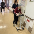 歩行回復訓練開始、歩行器を使って