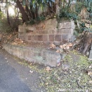 監獄の時代を匂わせる小径と石組み擁壁「浦和刑務所跡」