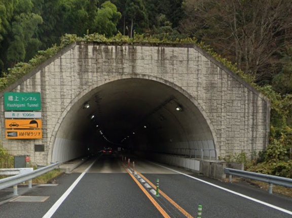 京都縦貫道・橋上トンネルUターン死亡事故の運転手は誰？何者か名前・顔画像・Facebook等SNSの特定、違法性と過失割合について徹底解説