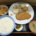 東新宿「お食事処 ふる里」日替わり定食（ロースカツと半熟味玉）