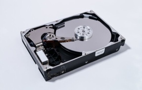 「なぜ、こんなところにHDDが！？」と光景が話題に　HDDの中には何が入ってるんだ⋯