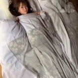 『[イコラブ] 大谷映美里、写真集オフショット『布団に入ってこっちをじっと見つめてくるみりにゃ、可愛すぎませんか…』』の画像