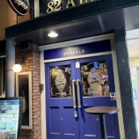 『「ロイヤル・ブラックラ」の装飾が施された「82品川店」で3種飲み比べ、いかがですか？』の画像