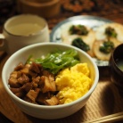 一人晩ごはんは簡単に！残り物を丼物にアレンジ。