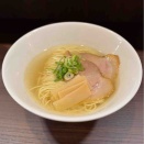 あっさりとした中にもコクと旨みに深みを感じる塩ラーメン