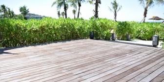 ウッドデッキが欲しかったけど、下にホコリや蜘蛛の巣が溜まるから辞めた。代わりにタイルにしたよ