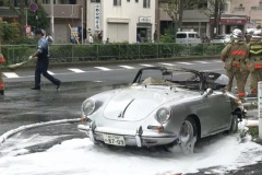 「信号待ちをしていたら突然後ろの部分が燃えた」東京・高輪でオープンカーが突然炎上