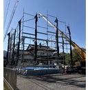 某所　住宅新築工事建て方、24㎜構造用合板　剛床、ﾌﾞﾙｰｼｰﾄ4面養生、「MOU」、菓子パン、柿ピー大袋、シャトレーゼ、3色団子と饅頭、サービスショット！