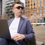 キーエンス社員の1日、一線を越えるww