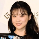 【絶景】重盛さと美、夕日と海を背景にミニ丈コーデ「後ろ姿も綺麗」「ますます若々しい」