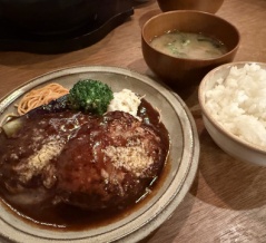 東京で行列が出来る人気店が大阪に上陸‼️「山本のハンバーグ 心斎橋店」で絶品ハンバーグに舌鼓♡