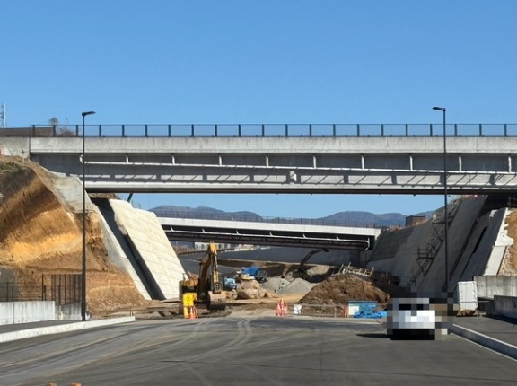 チャコウバらへんから、ひがしこーらへんまでの道路、できてきてる。ドカンと道が通ってて橋もできてるやん。(沼津市松沢町)
