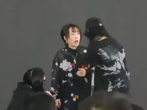 歌っていたのに突然消灯…日本の歌手、上海公演中強制退場＝韓国の反応