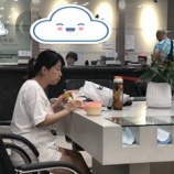 『銀行の窓口前でリラックスしすぎでは？』の画像