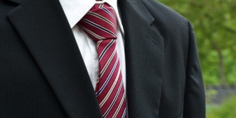 仕事終わりに既婚男性と一緒に帰るのはアリですか？変に疑われないか心配です