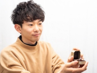 彼女の誕生日、サプライズでひざまずいて箱パカってするやつやった