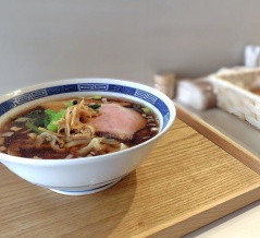 《名店｢食堂七彩｣出身!注文毎に麺を手切りする正に｢純手打ち｣の中華そば!》純手打ち さんや食堂@東村山市【2026新店】<中華そば>