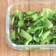 【小松菜レシピ】レンジで簡単！！育ち盛りのお子さんにおすすめ！！小松菜とわかめのお浸しの作り方