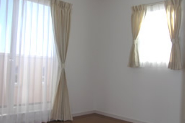 小窓のカーテンは両開きでかわいらしく 湘南発 輸入カーテンブログ