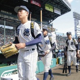 『【高校野球】まるでサムライ…リュックがトレンド　明徳義塾のリュックはバット2本が差せる革新的なもの』の画像