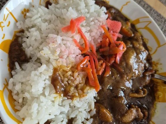 外国人「日本風のカレーに紅生姜を乗せてるんだけど異端なの？」