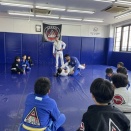 土曜日のキッズ柔術クラス、ヨガクラス、スパーリングクラス、フィットネスクラス、MMAクラス