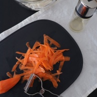 食感がクセになる！味見が止まらない美味しさ！レンジで簡単 時短、リピート必至のデリ風 蓮根サラダ