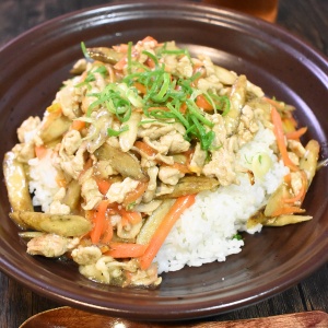 シャキシャキ食感♪豚肉とごぼうの中華丼