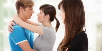 仲の良かった三十路の同僚女(ﾊﾞﾂｲﾁ子持ち)が社員の若い男と付き合いだし、お花畑満開で公私混同しててイライラする