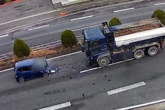 【動画】ダンプと逆走フィットが正面衝突。男性(37)死亡。