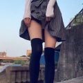 【画像】女さん、パンツが見えないように靴下を履き直してしまう