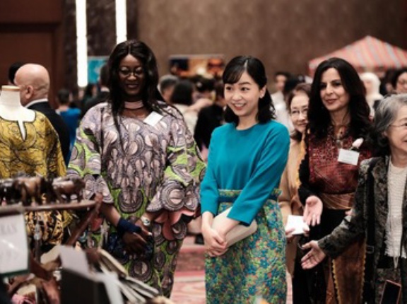 佳子さま 園遊会前に日本中近東アフリカ婦人会主催の第22回チャリティーバザーを視察